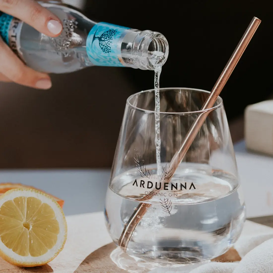 Tonic versé dans un verre Arduenna