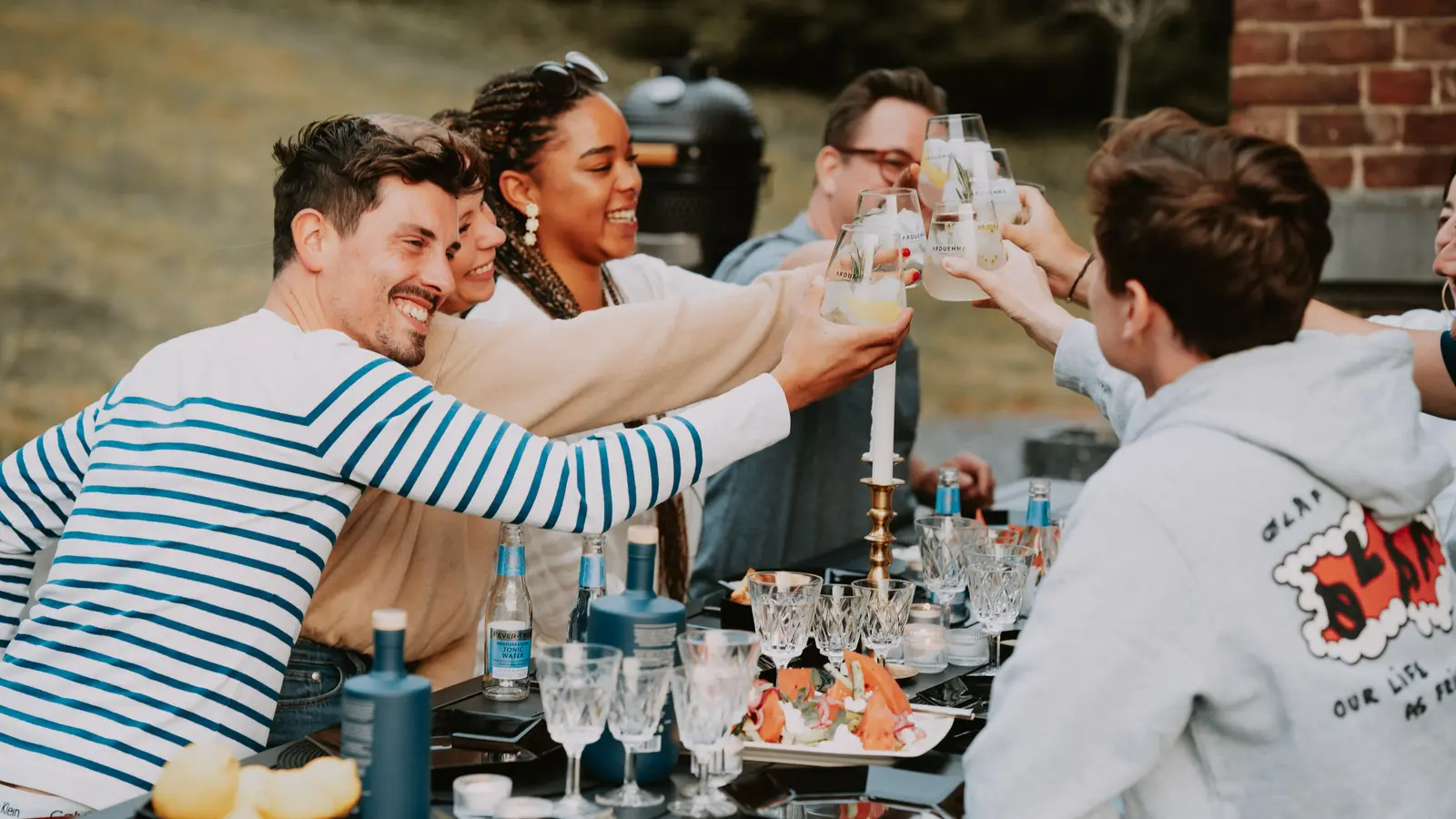 Tablée d'amis qui trinquent
