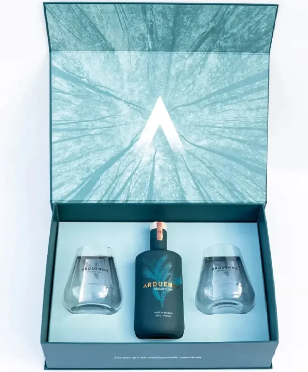 Coffret cadeau Arduenna ouvert : la bouteille de gin et ses deux verres gravés